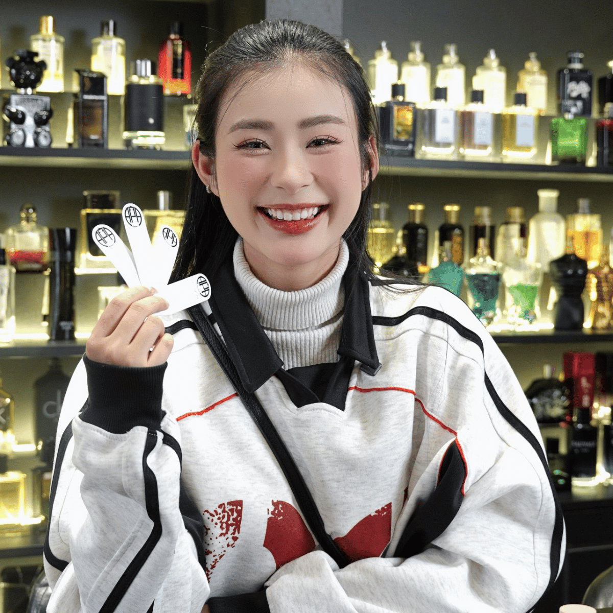 Diễn viên Mya Truong (Mỹ Vân - Cách Em 1 Millimet) trải nghiệm chọn nước hoa tại Apa Niche