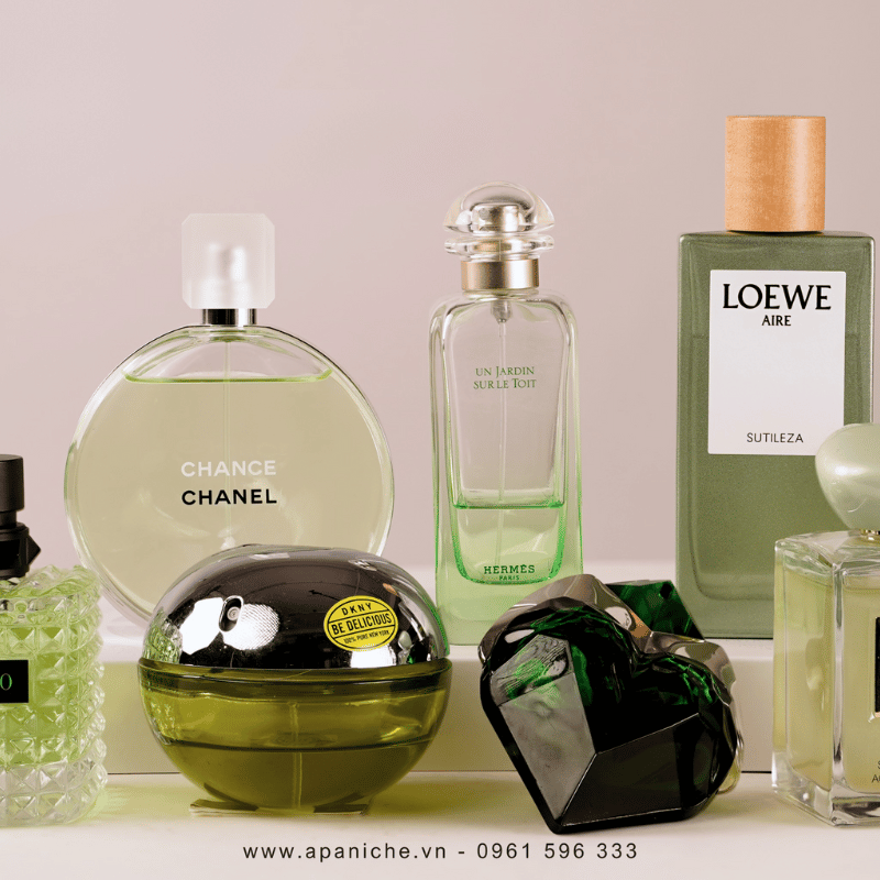 Top nước hoa màu xanh lá cây