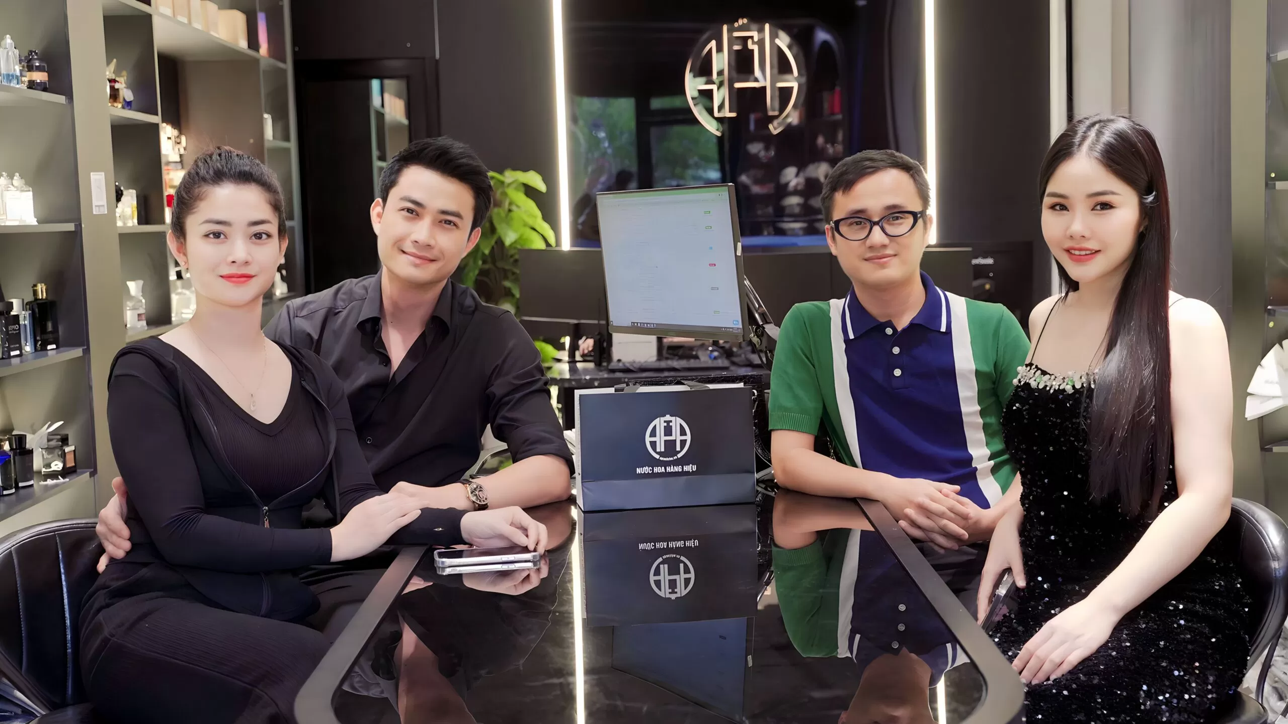 Vợ chồng diễn viên Tiến Lộc và 2 Founder của Apa Niche